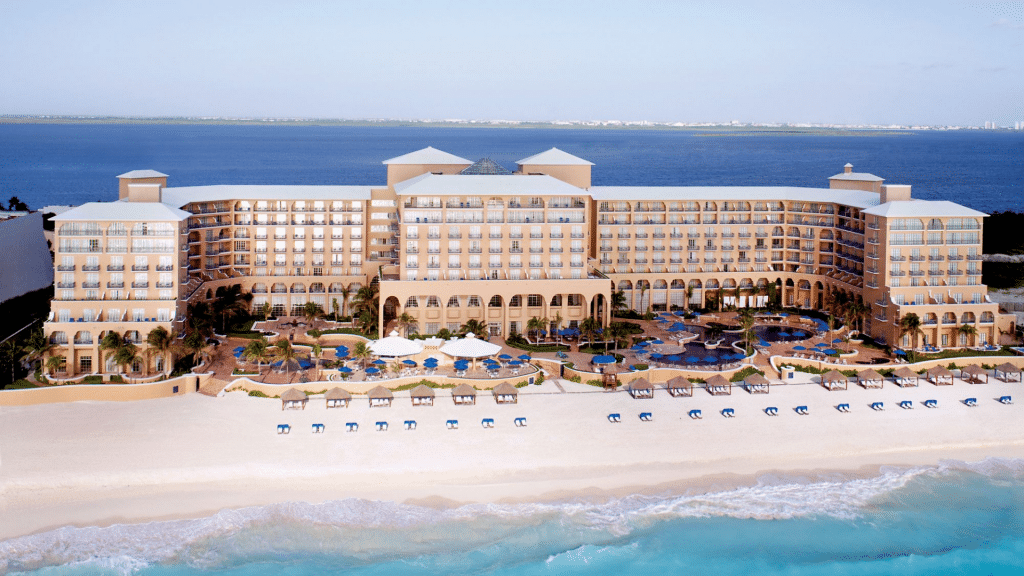 Ritz Carlton Cancun Aussenansicht 1