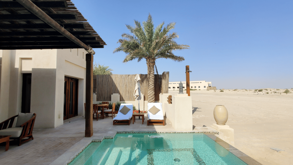 Außenbereich der Pool Villa im Al Wathba Desert Resort Abu Dhabi  