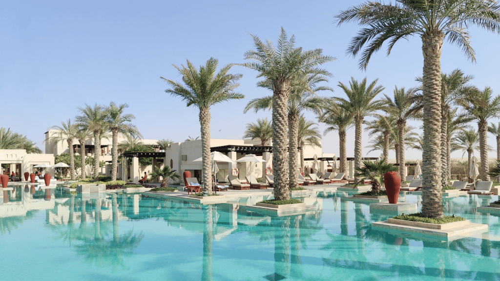 Außenpool im Al Wathba Desert Resort Abu Dhabi 
