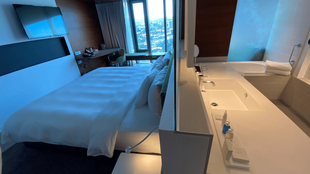 Bett und Badezimmer im Superior Room
