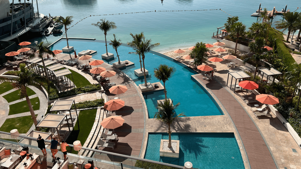 Blick auf den Pool und Strand im Grand Hyatt Abu Dhabi 