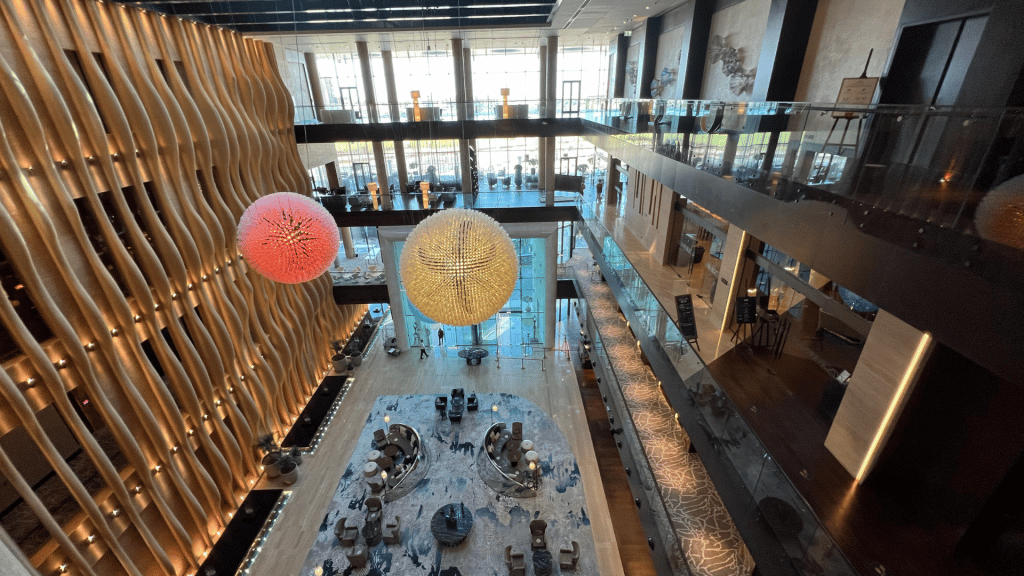 Blick auf die Lobby im Grand Hyatt Abu Dhabi