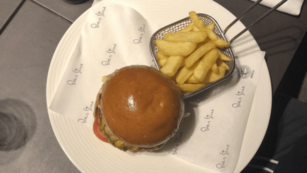 Burger und Pommes vom Roomservice 