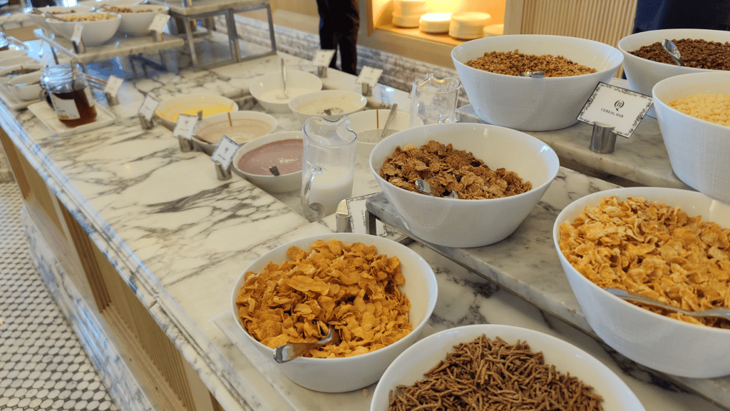 Cerealien und Joghurt beim Fruehstuecksbuffet 