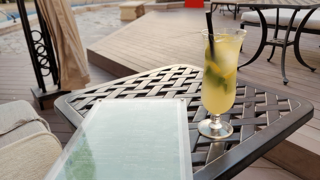Cocktail von der Poolbar des Habtoor Palace Dubai 