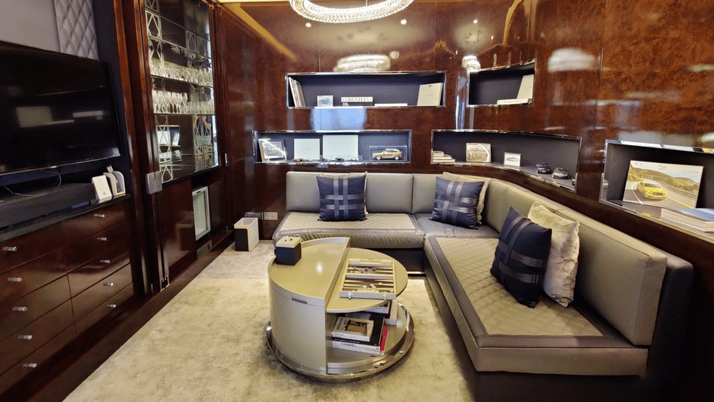 Collection Room in der Bentley Suite des Habtoor Palace Dubai  
