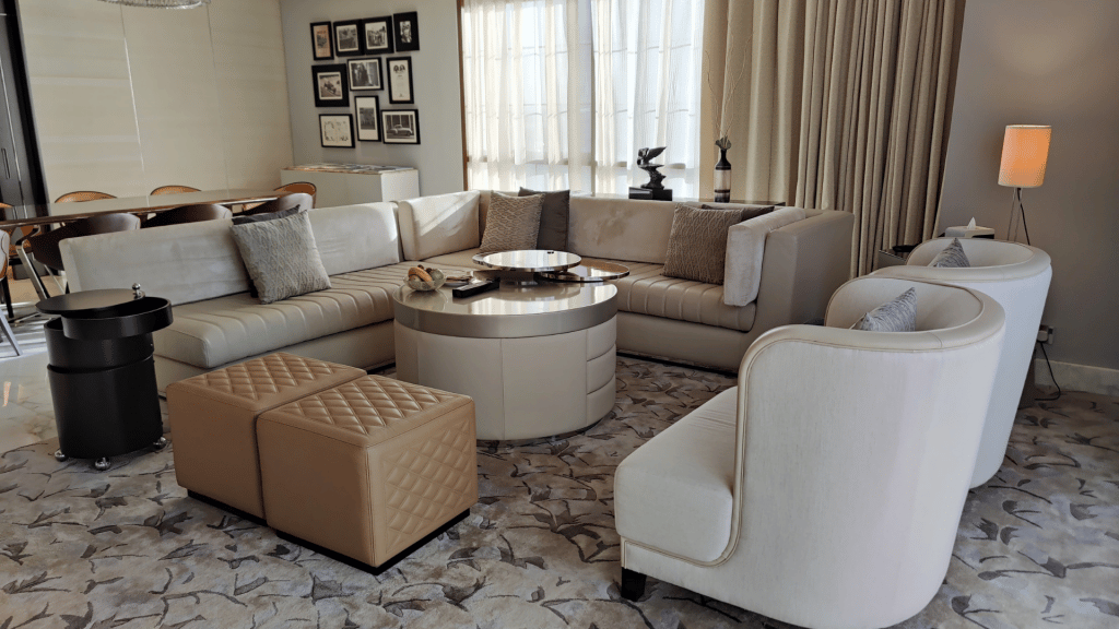 Couch und Sessel im Wohnzimmer 