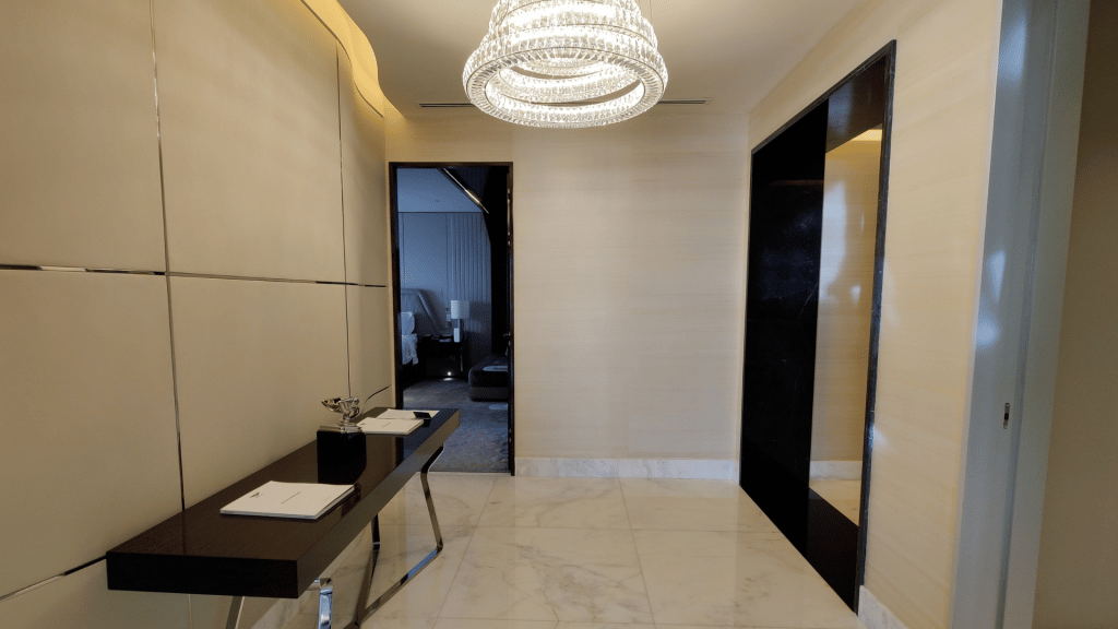 Eingangsbereich der Bentley-Suite im Habtoor Palace Dubai 