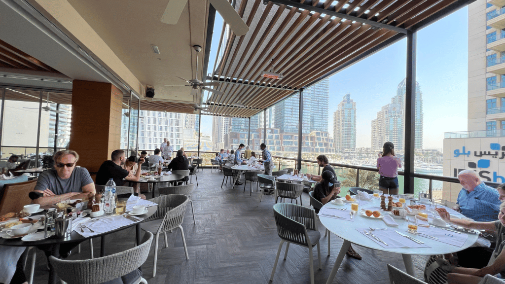 Fruehstuecks-Terrasse im Grosvenor House Dubai 