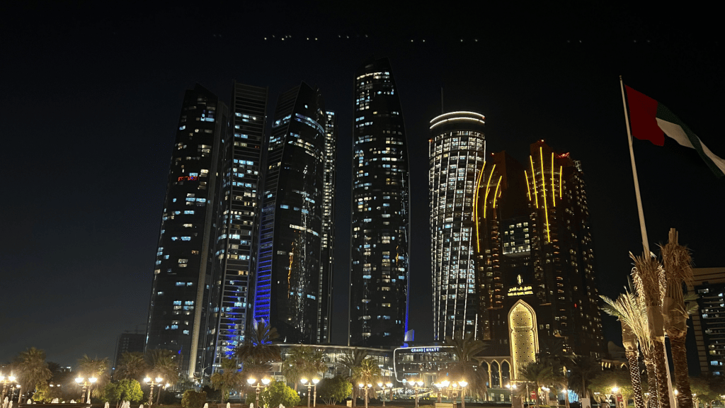 Grand Hyatt Abu Dhabi bei Nacht