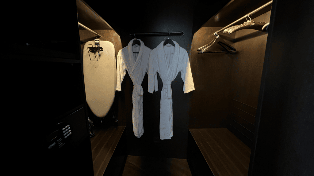 Kleiderschrank im Deluxe Room 