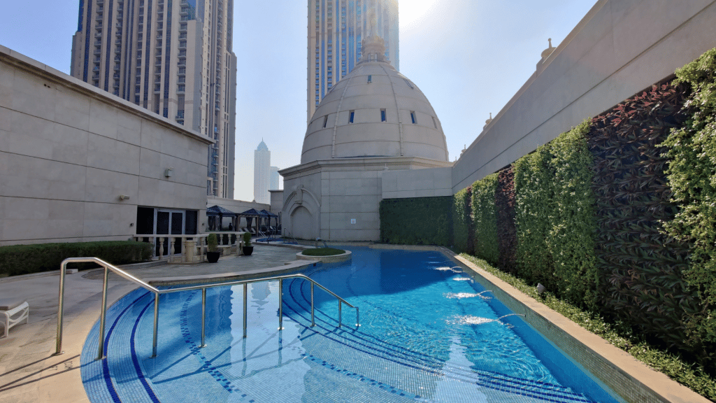 Pool im Habtoor Palace Dubai 