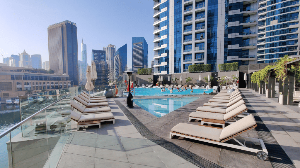 Terrasse de la piscine à l'InterContinental Dubai Marina
