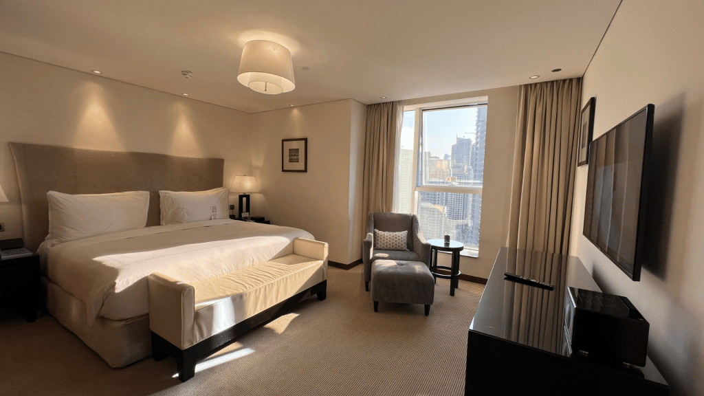 Schlafzimmer in der Deluxe Suite des Grosvenor House Dubai