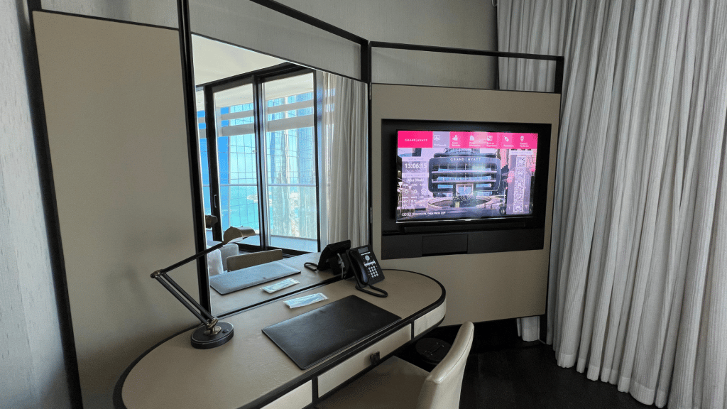 Schreibtisch und Fernseher im Deluxe Room 