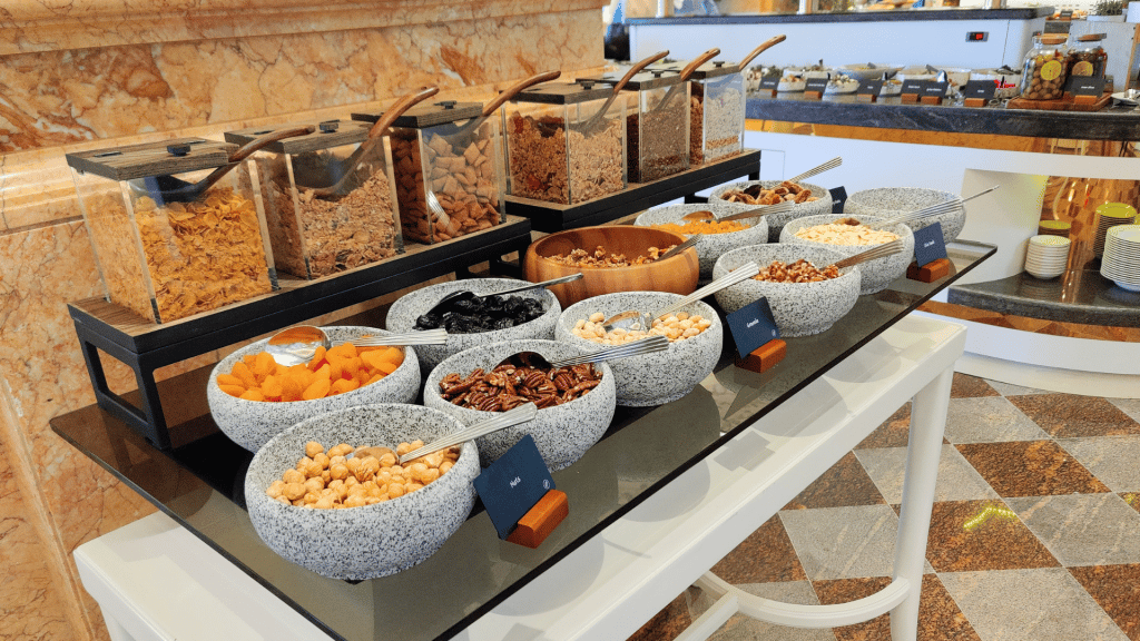 Trockenfruechte und Cerealien beim Fruehstuecksbuffet 