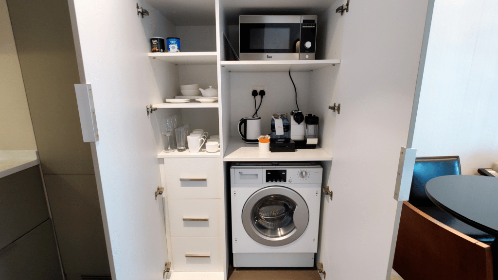 Waschmaschine und Mikrowelle in der Kueche 