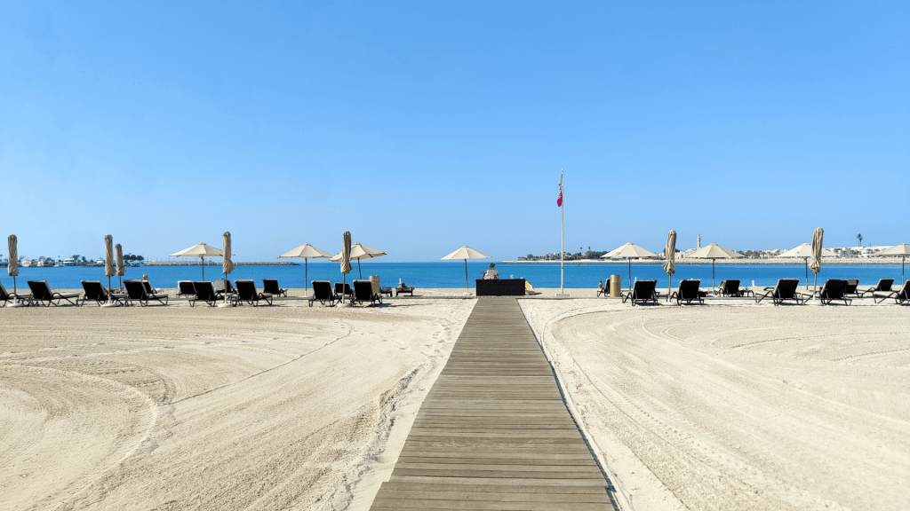 Weg zum Strand des Mandarin Oriental Emirates Palace Abu Dhabi