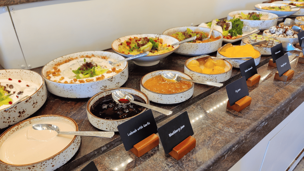 arabische Speisen beim Fruehstuecksbuffet 