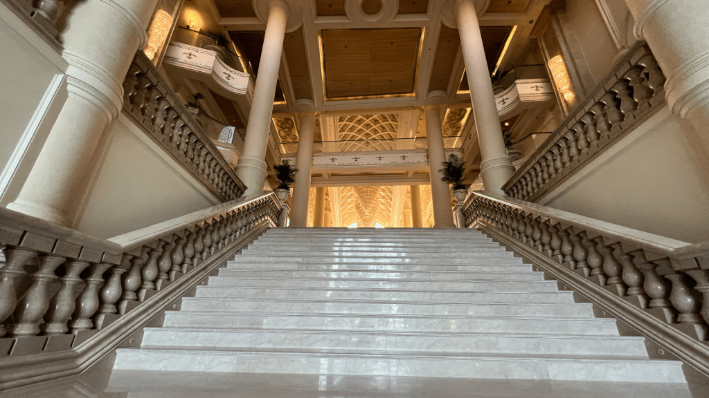 Große Treppe in der Lobby des Ritz Carlton Abu Dhabi Grand Canal 