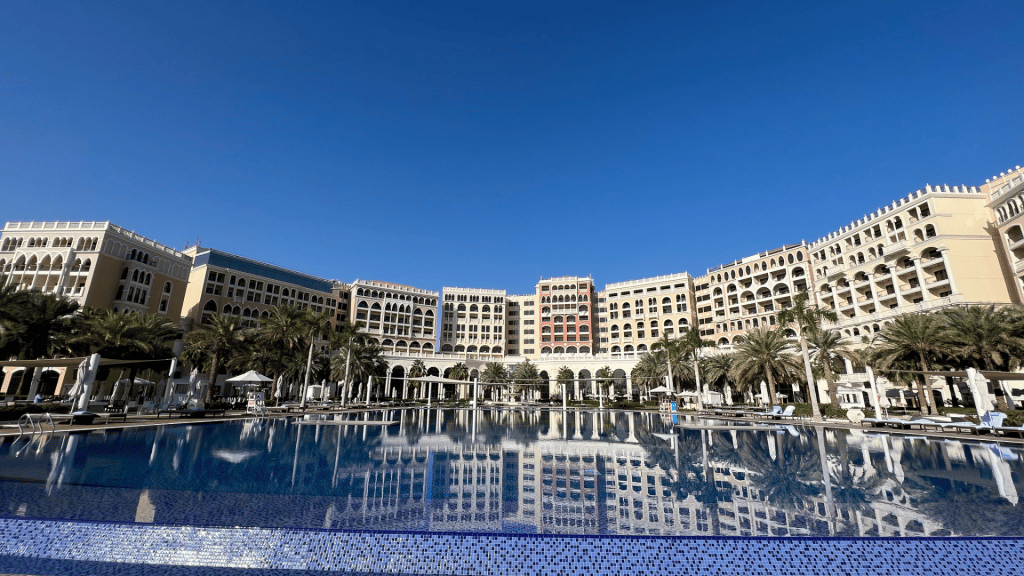 Hauptpool im Ritz Carlton Abu Dhabi Grand Canal