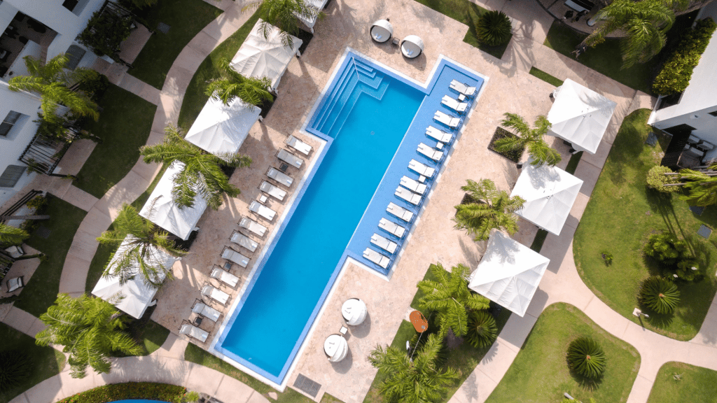 Las Terrazas Resort And Residences Aussenpool Luftansicht