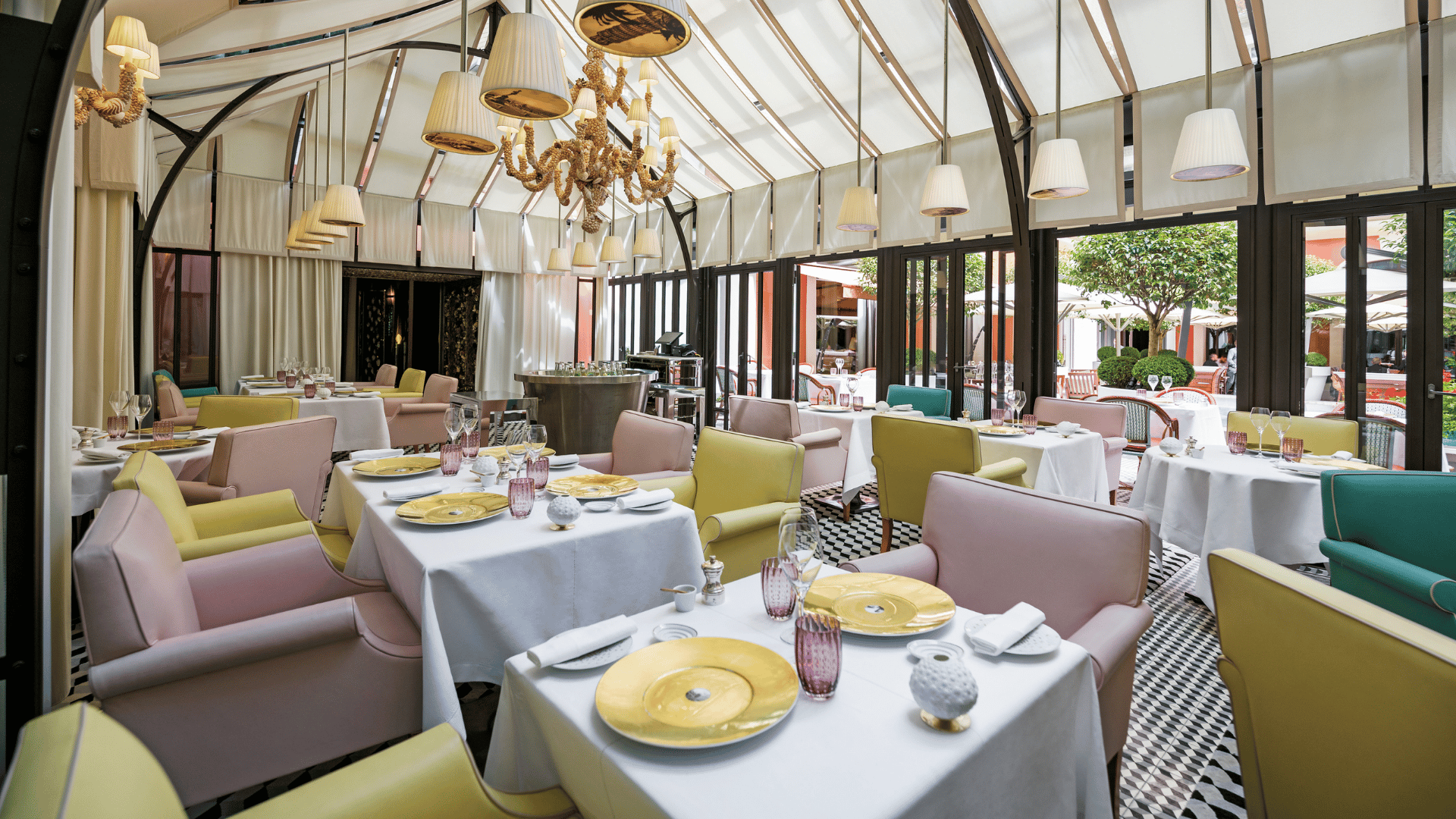 Gedeckte Tische im Restaurant Il Carpaccio des Le Royal Monceau Raffles Paris