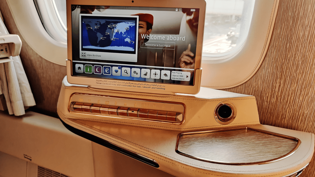 Bildschirm in der Emirates First Class Boeing 777