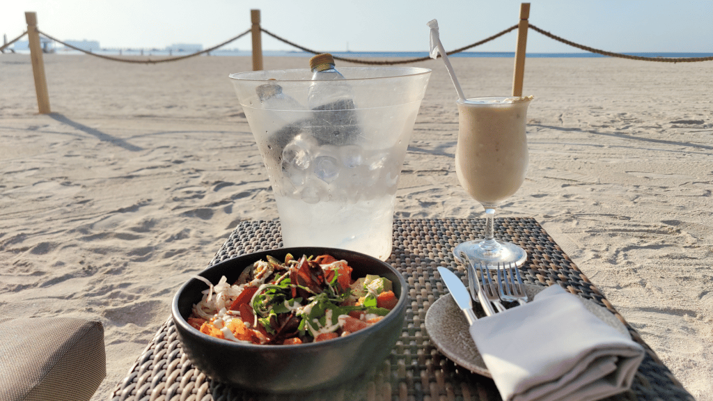 Bowl und Drink am Strand des Waldorf Astoria Ras Al Khaimah