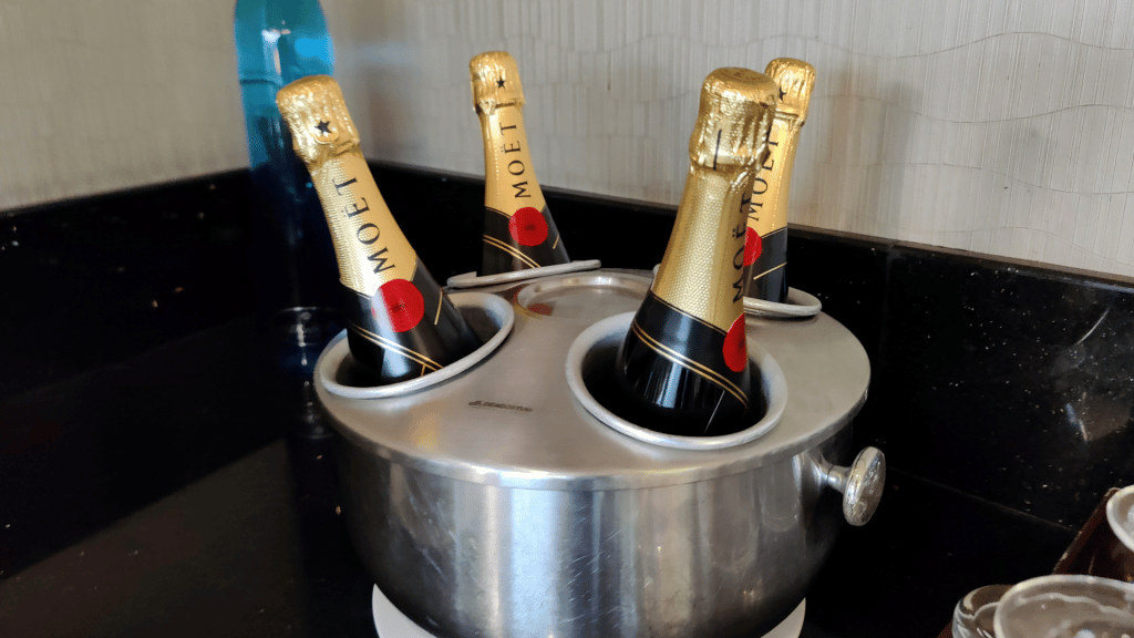 Champagner in der Emirates First Class Lounge Dubai C 