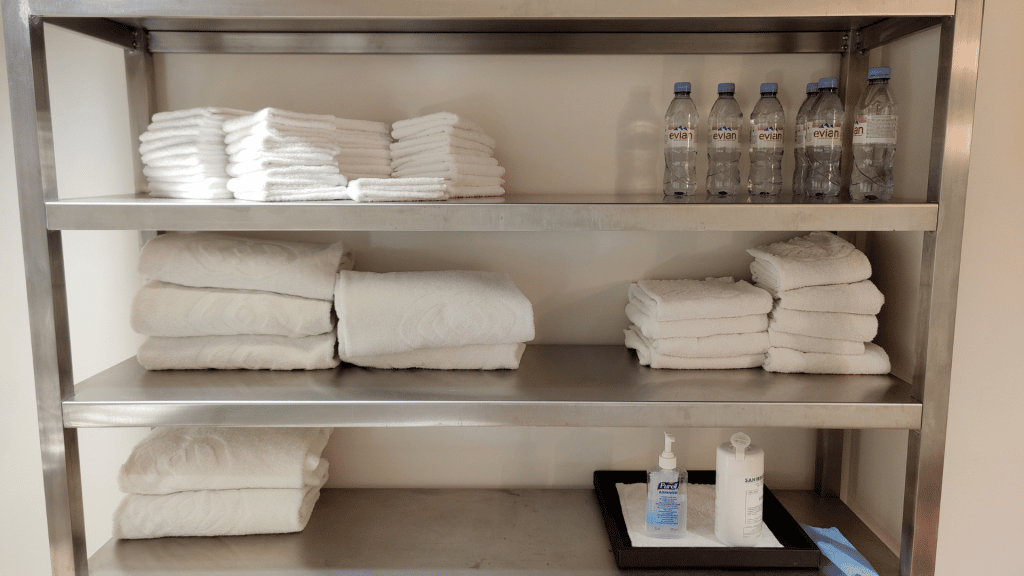 Handtücher und Wasser im Fitnessraum