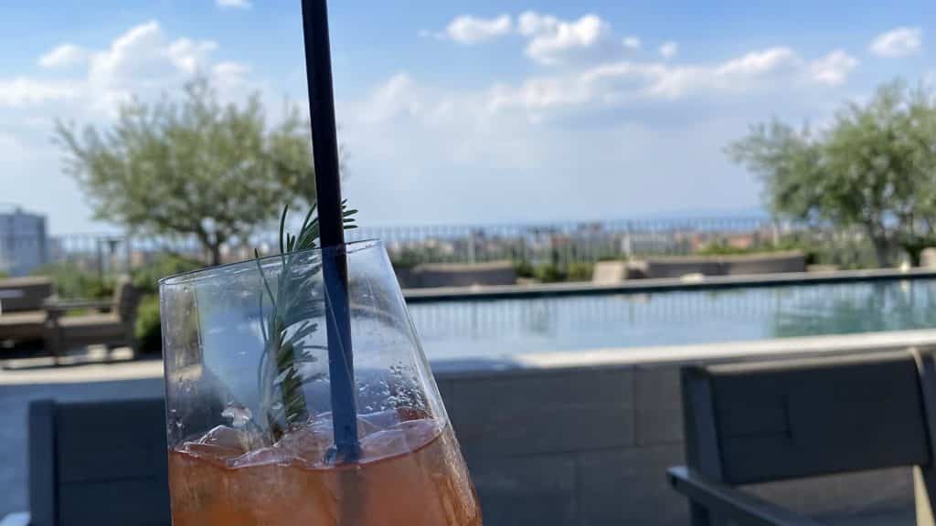 Cocktail als Willkommensgeschenk auf der Dachterrasse vom VIU Hotel Milan