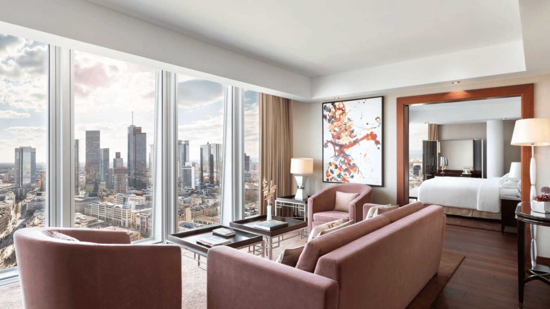 Wohnbereich der Präsidentensuite mit Panoramafenstern und Skyline-Blick im JW Marriott Frankfurt