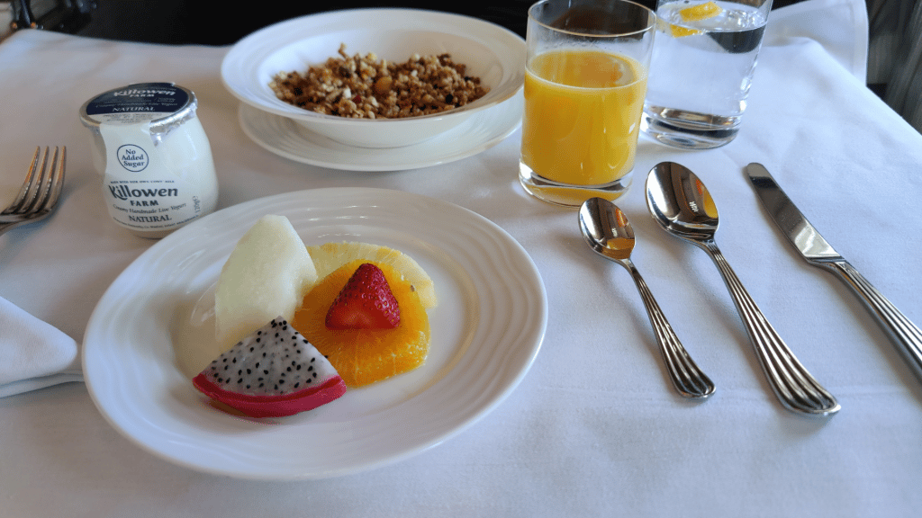 Joghurt mit Obst und Granola zum Fruehstueck 