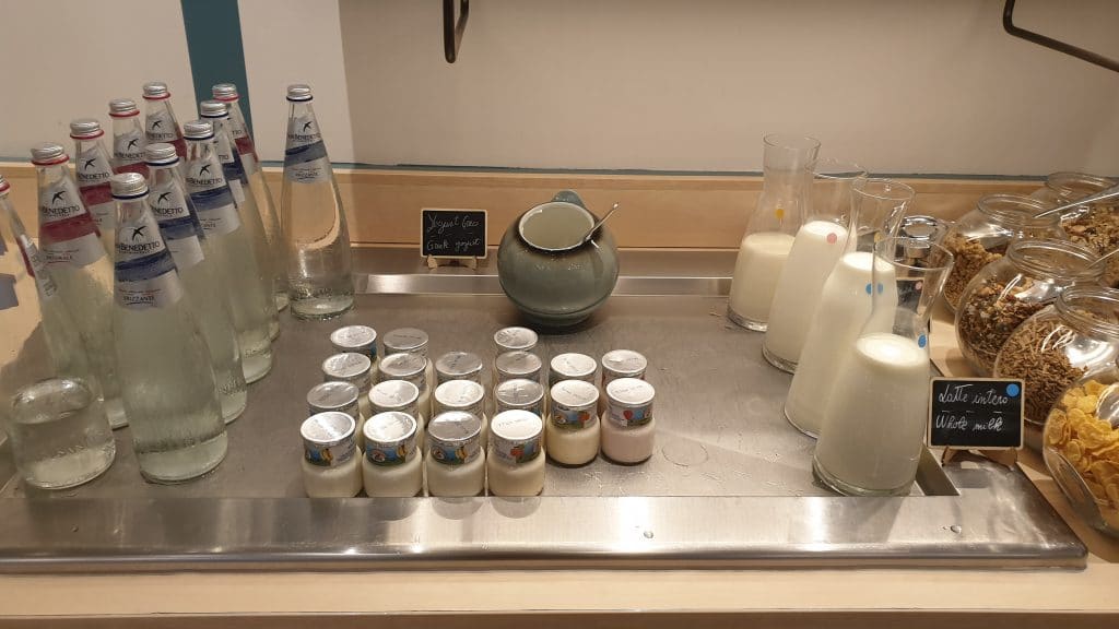 Hotel Indigo Verona Fruehstueck Milch Und Joghurt