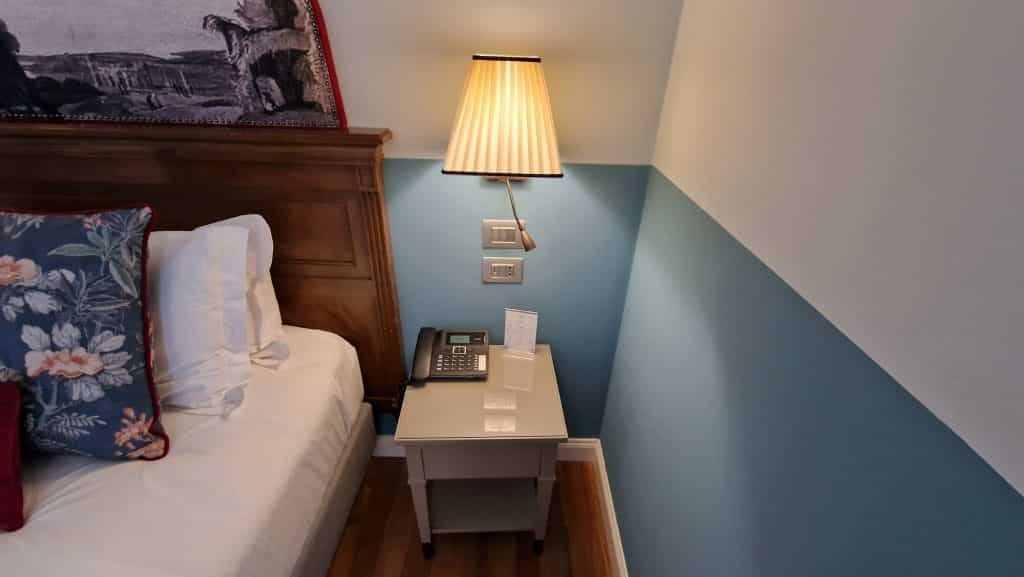 Hotel Indigo Verona Premium Zimmer Nachttisch