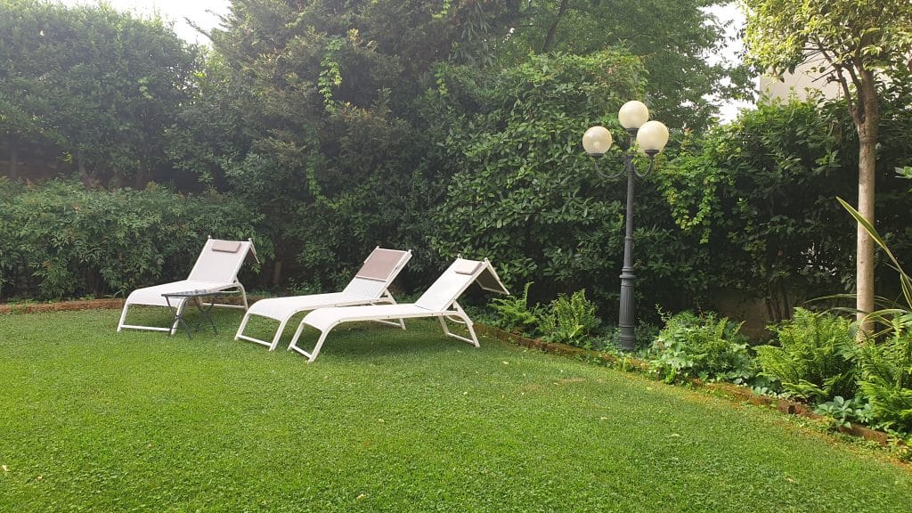 Liegestuehle Garten Hotel Indigo Verona