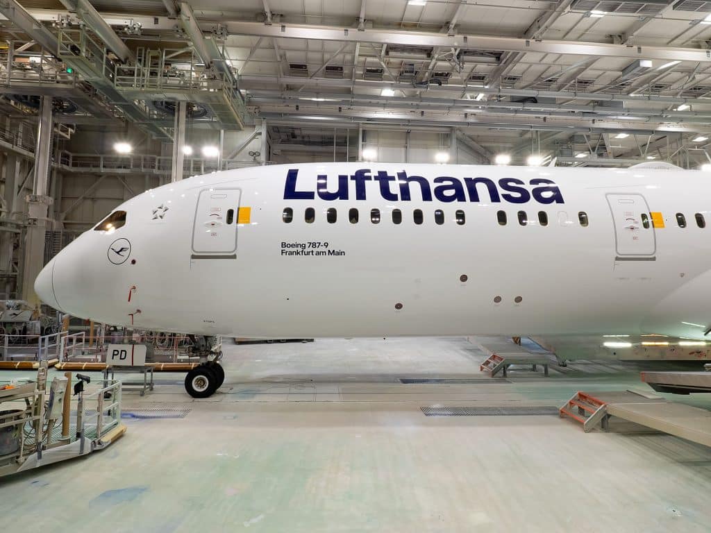 787 9 Lufthansa Paint Hangar Photos