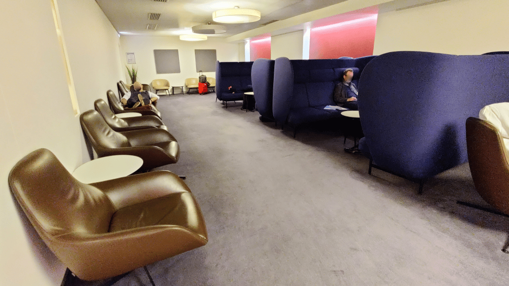 Couches in der Air France Lounge 