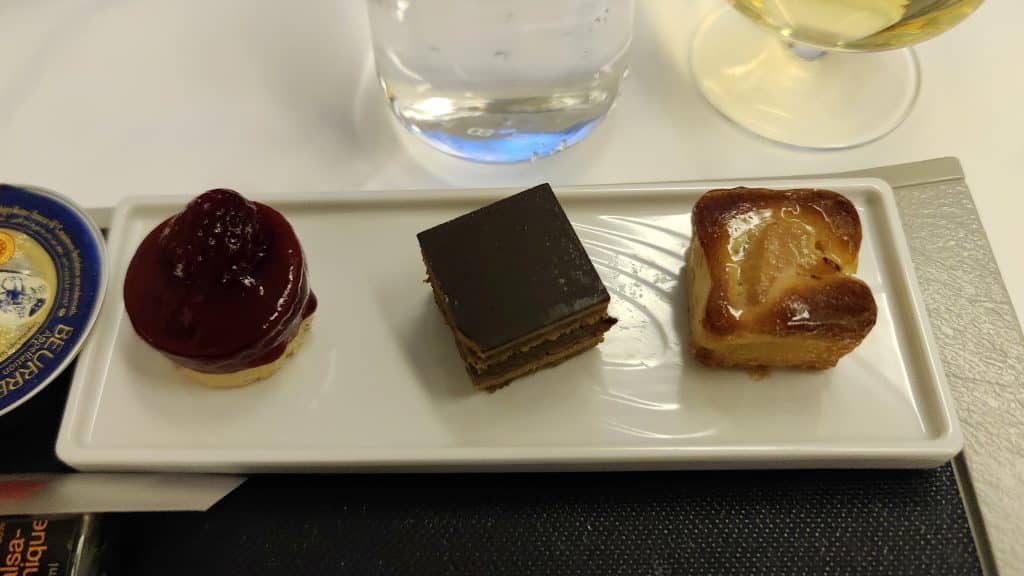 Dessert beim Abendessen Air France Business Class Boeing 777
