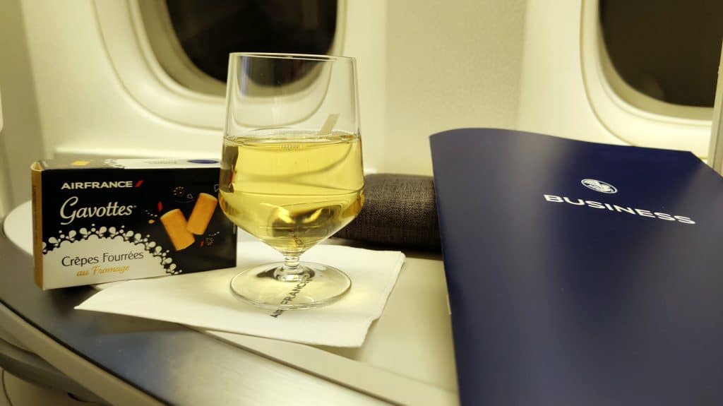 Getraenk und Snack nach dem Start Air France Business Class Boeing 777