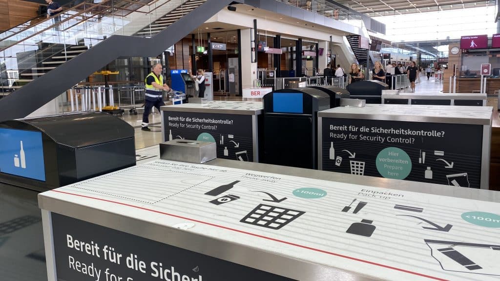 BER Airport Flughafen Neue Tische vor Sicherheitskontrolle