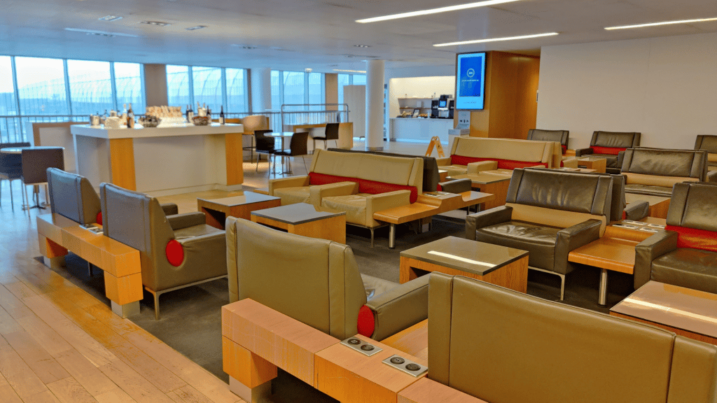 Sitzgelegenheiten im oberen Stock der Air France Lounge 