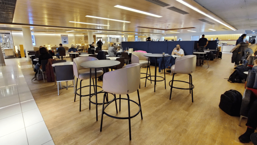 Sitzgelegenheiten im rechten Bereich der Air France Lounge Paris CDG Terminal 2E Hall K