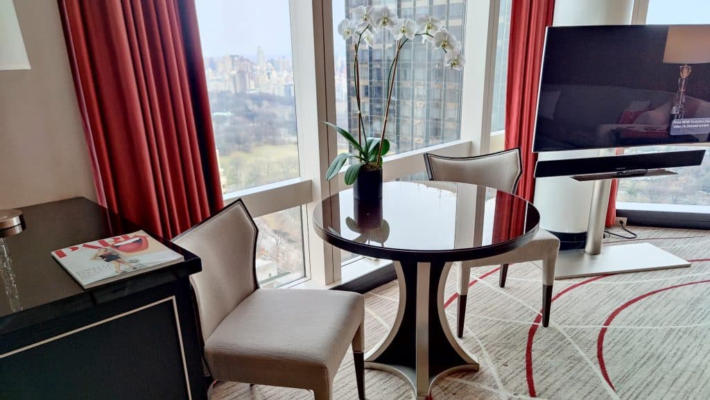 Tisch im Wohnzimmer der Central Park View Suite 