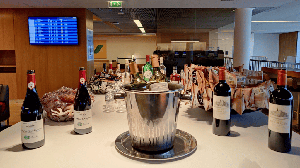 Wein in der Air France Lounge Paris CDG Terminal 2E Hall K 