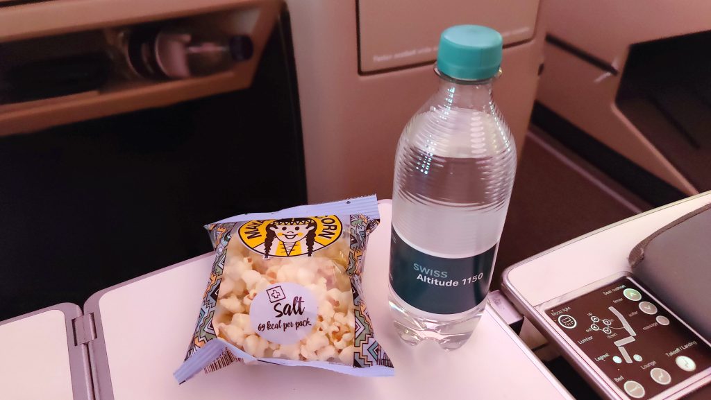 Swiss Business Class Airbus A330 Sitz Movie Snack 1