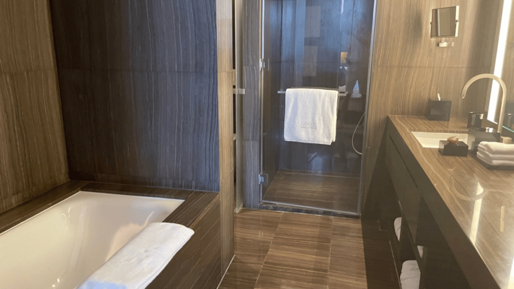 Armani Hotel Dubai Deluxe Zimmer Bad Handtuch 1