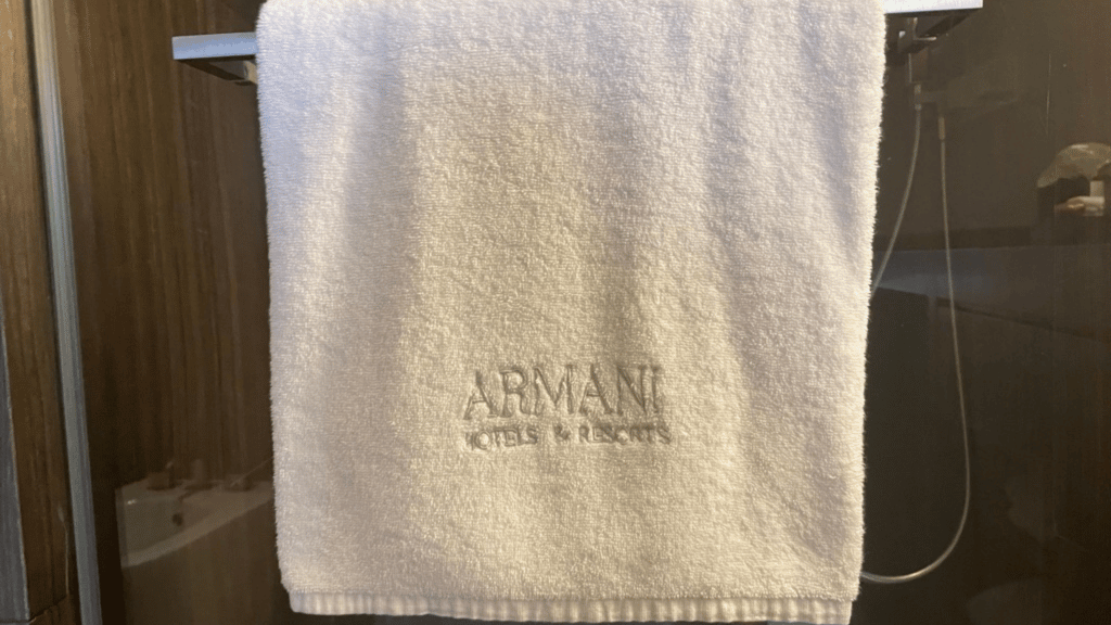 Armani Hotel Dubai Deluxe Zimmer Bad Handtuch