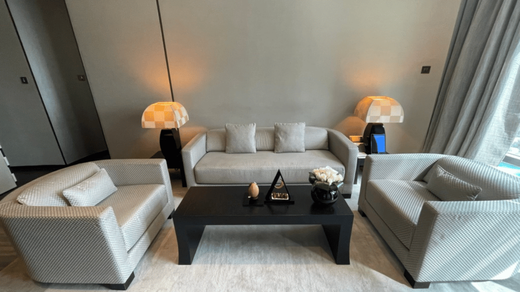 Armani Hotel Dubai Junior Suite Wohnzimmer Couch